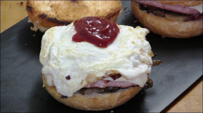 Hamburguesa-de-pollo-con-setas-y-huevo-final