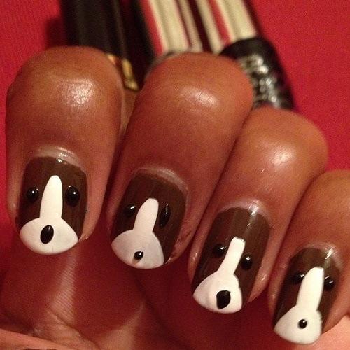 decorando uñas con un perro