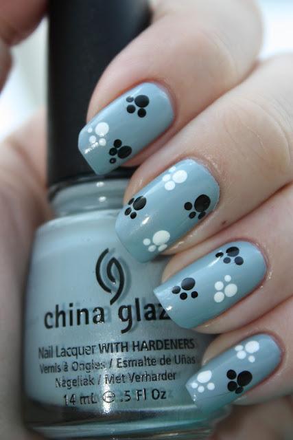 uñas azules con huellas