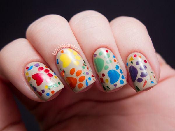 uñas motivos de perros de colores