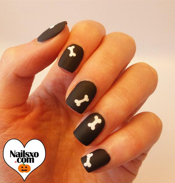 uñas negras con huesos
