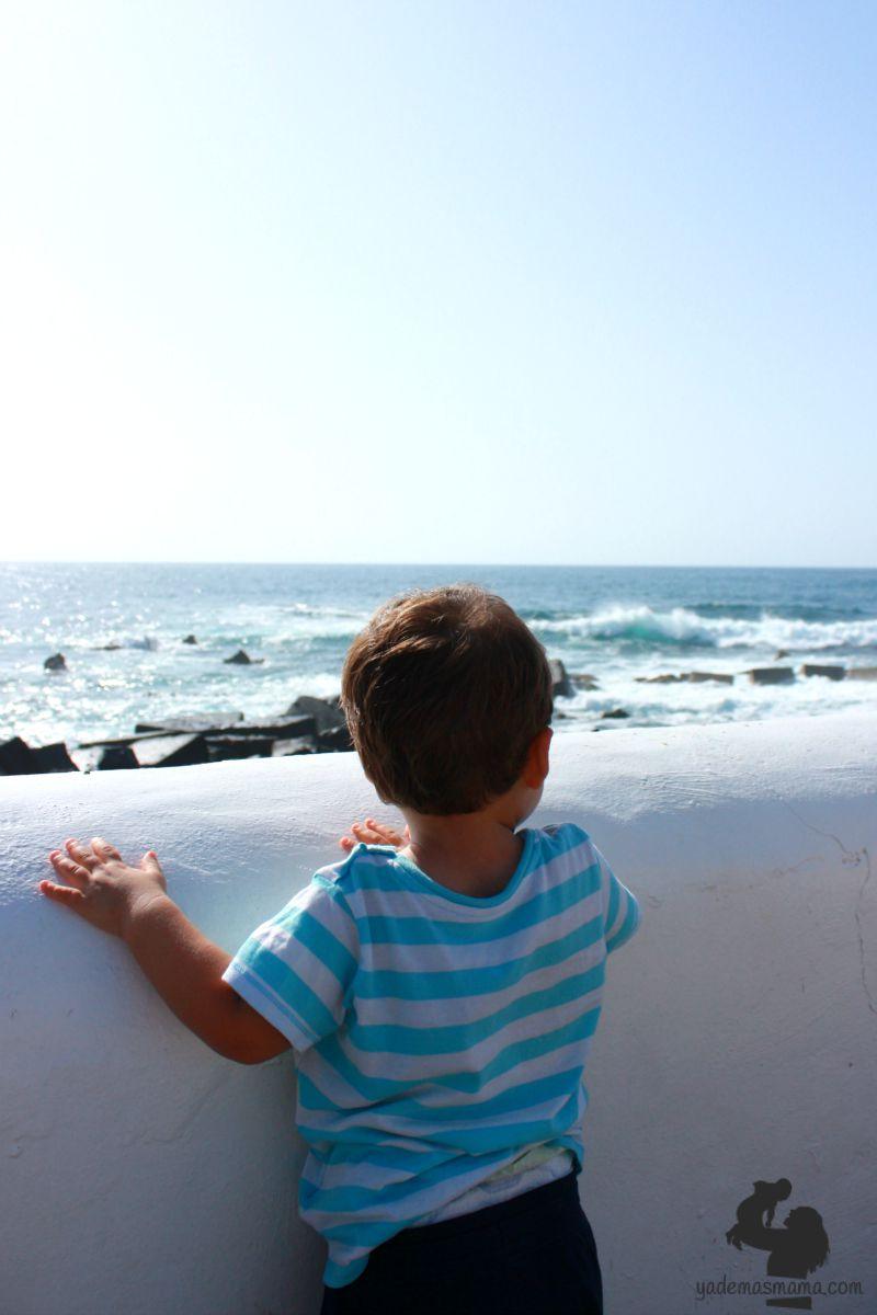 niño mirando al mar