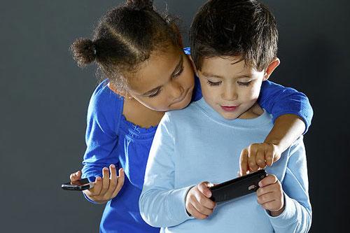 niños usando movil Uso de tablets y móviles en niños