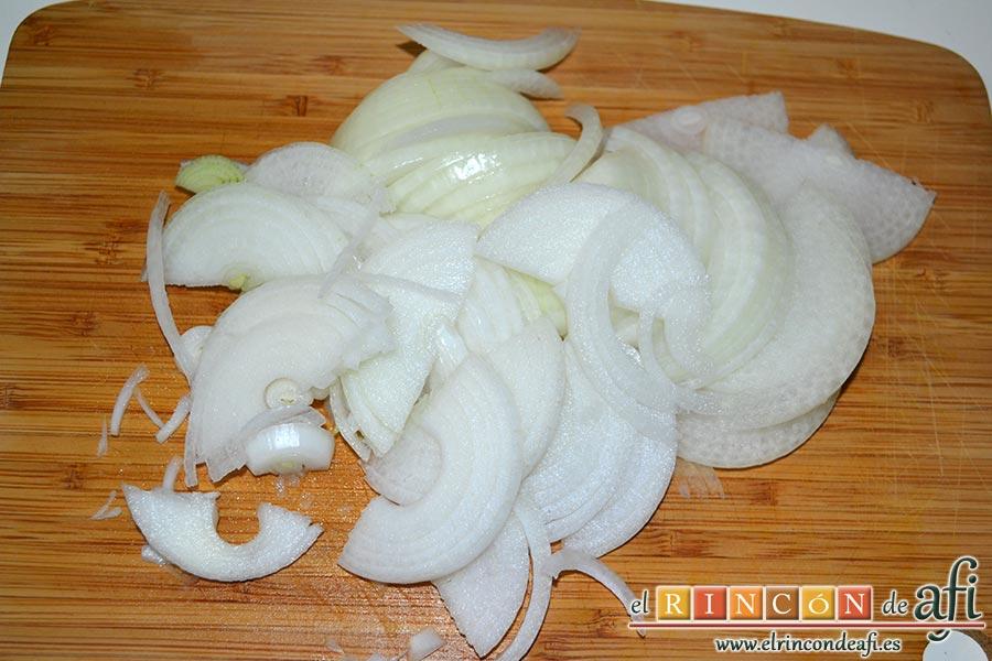 Zarangollo, troceamos la cebolla cortada finamente en juliana