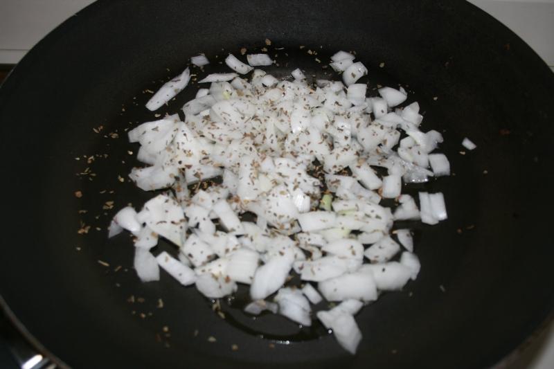 03. Receta fitness con cebolla y albahaca en sarten