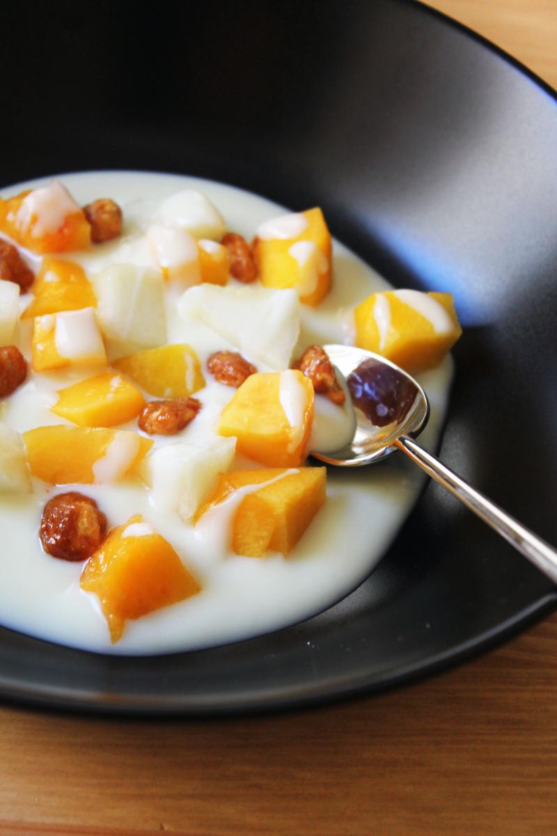 RECETA POSTRE FRUTA VERANO GARRAPIÑADA MELOCOTON CHOCOLATE BLANCO YOGUR