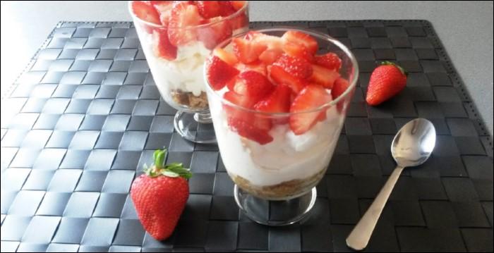Copa-con-fresas-mascarpone-y-galletas-portada