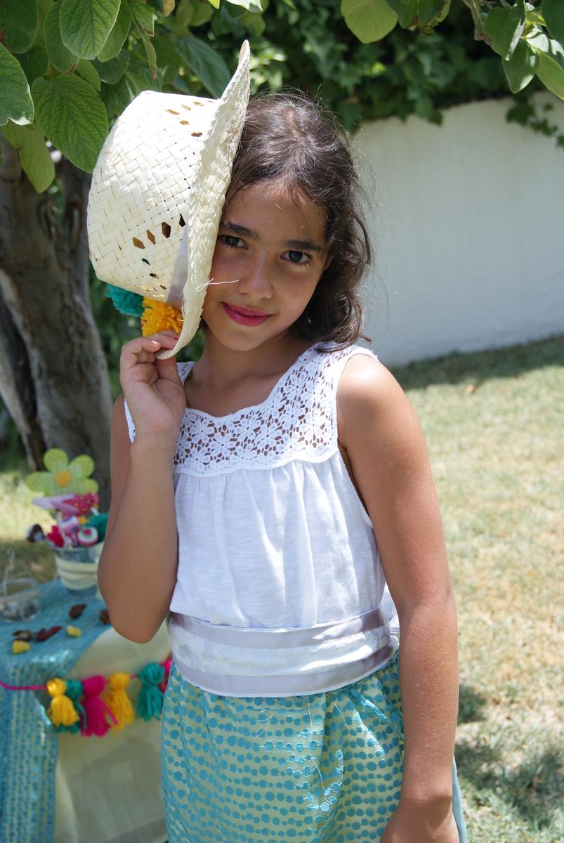 Una tímida sonrisa trás ese sombrero....