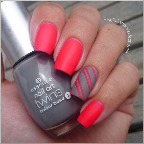 decoracion de uñas rojas y gris con cintillas