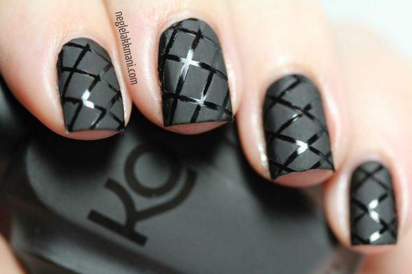 decorando uñas negras con cintillas