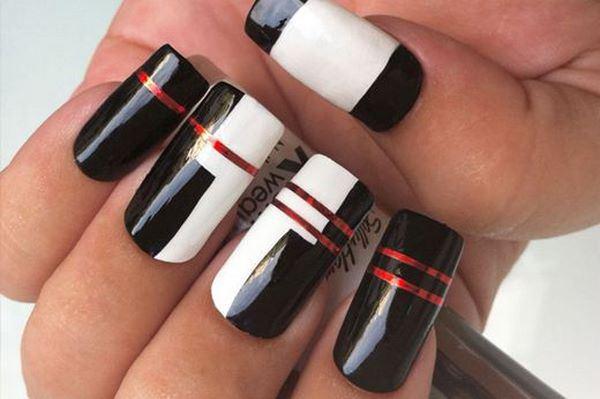 diseño de uñas largas con cintilla roja