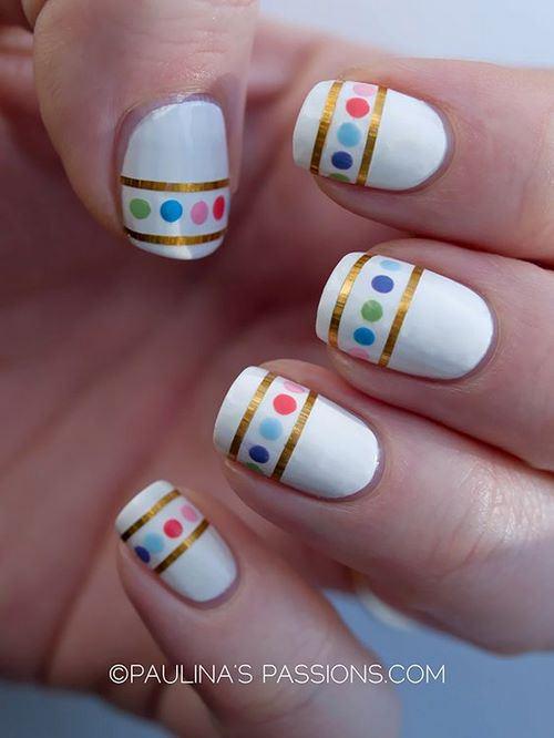 uñas blancas con diseño de cintillas