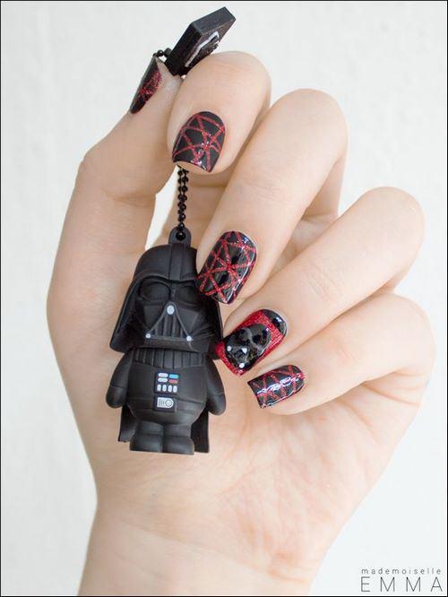 uñas geek rojo y negro con cintas