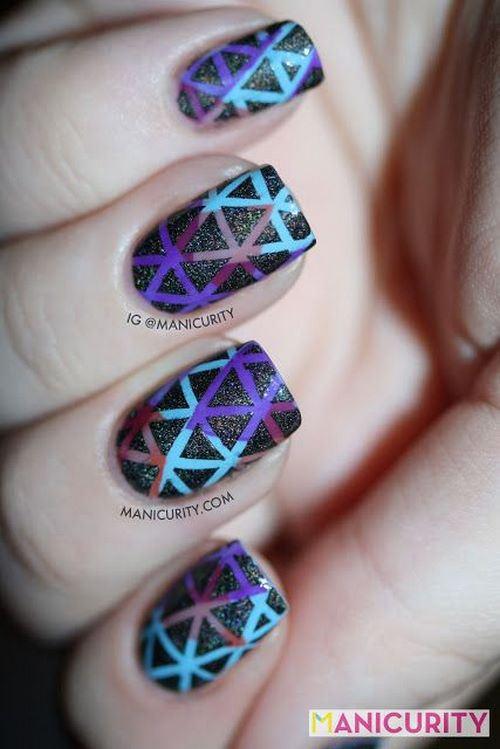 uñas negras con cintillas