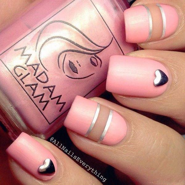uñas rosa con cintilla y accesorios