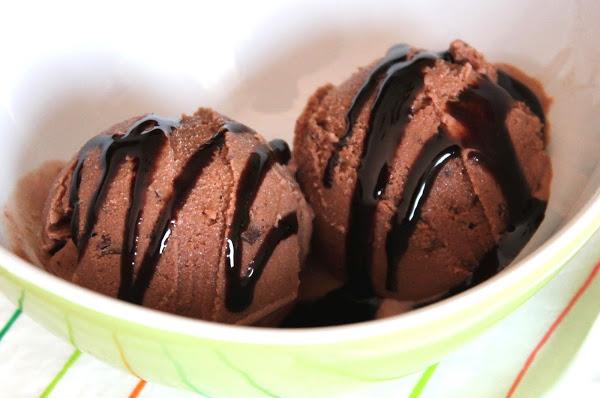 Yogur helado de chocolate sin lactosa (yogur de Stracciatella)