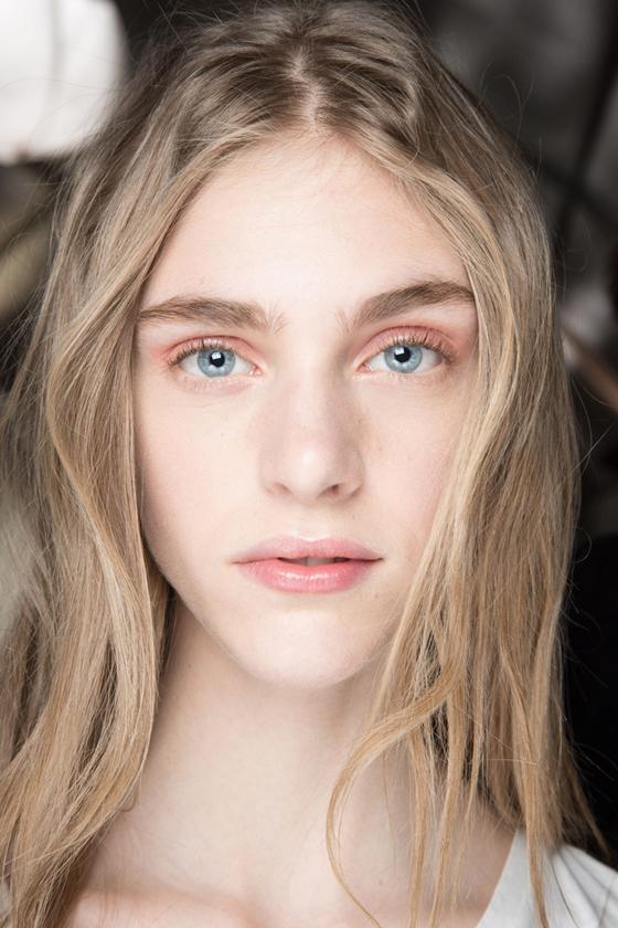 trucos_maquillaje_rejuvenecer_gloss