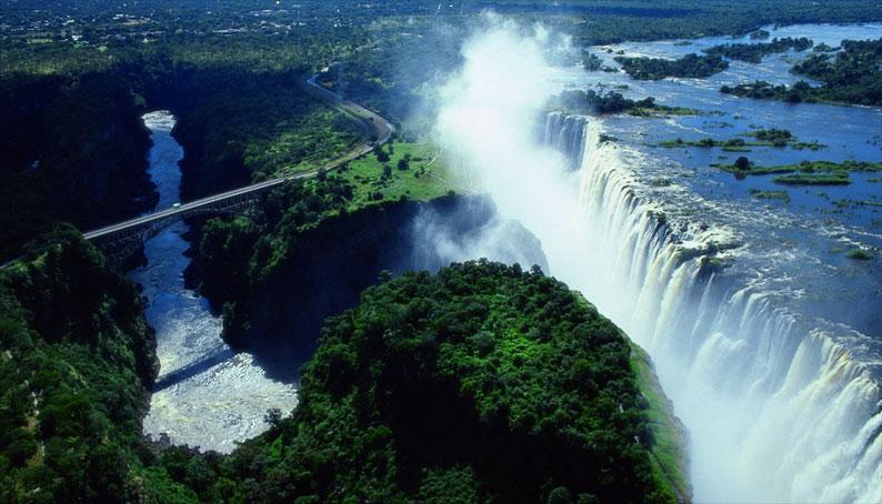 piscina,cascada,verde