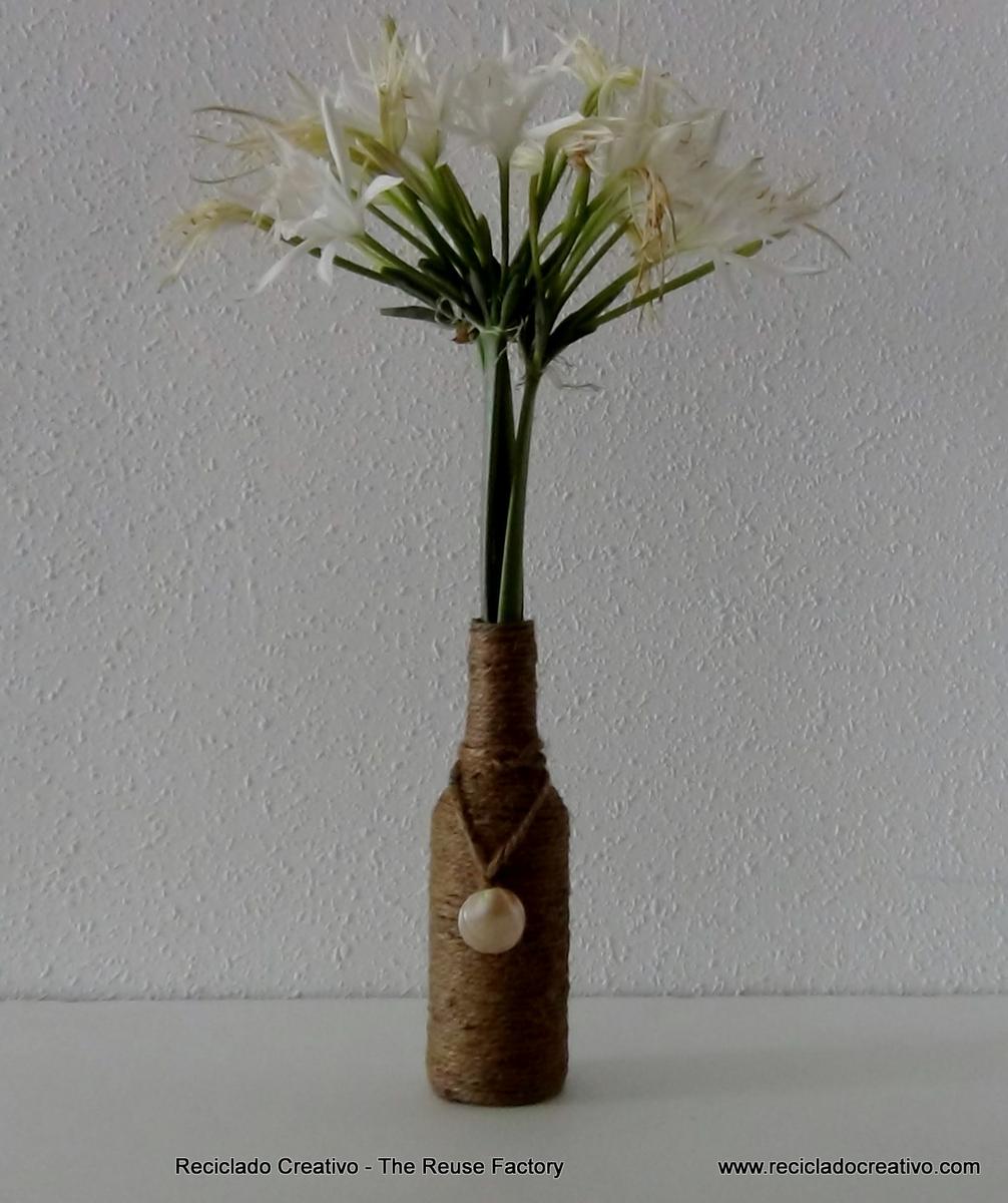 How to recycle a glass bottle Cómo reciclar una botella de cristal