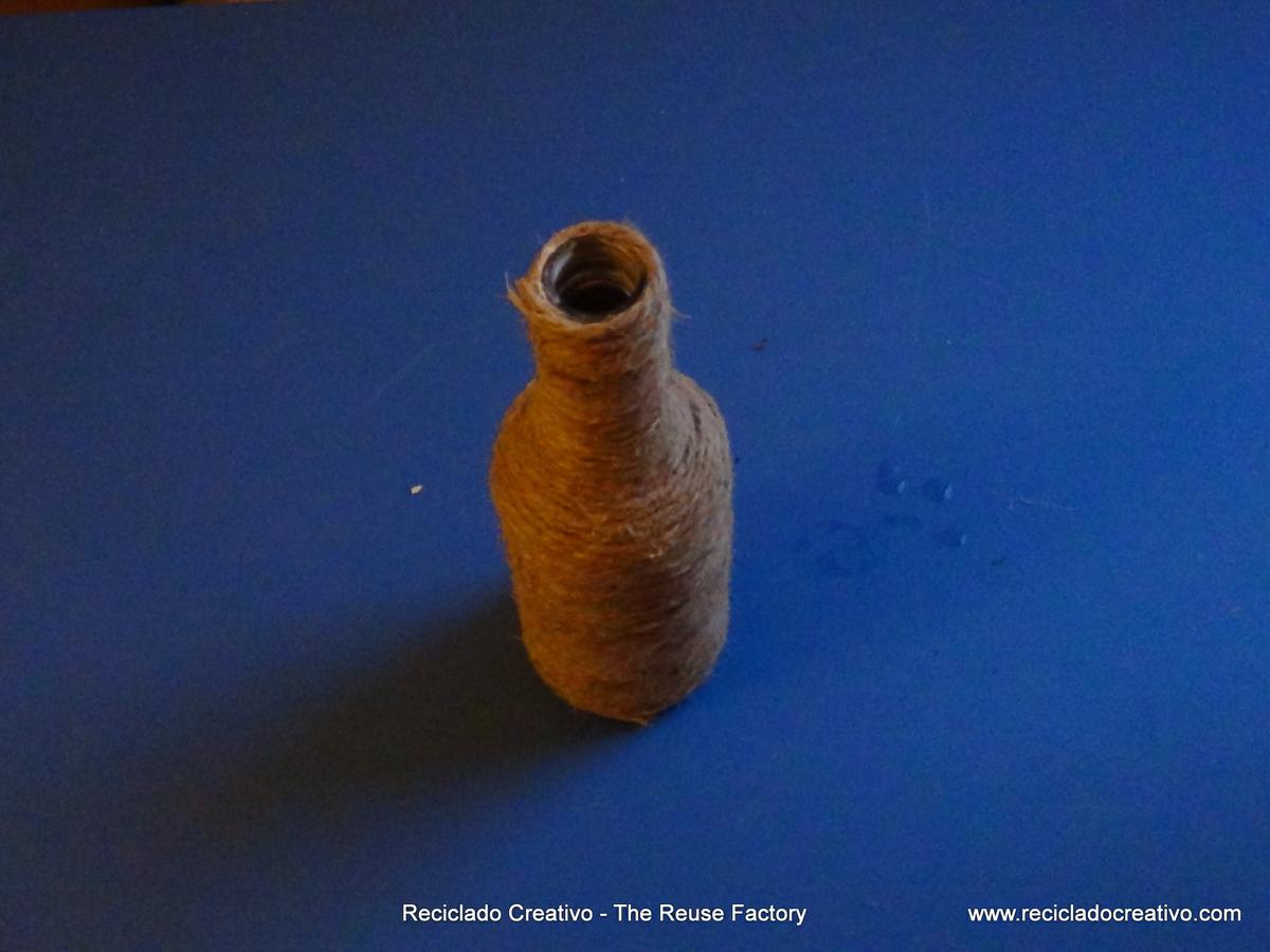 How to recycle a glass bottle Cómo reciclar una botella de cristal con cuerda de cáñamo