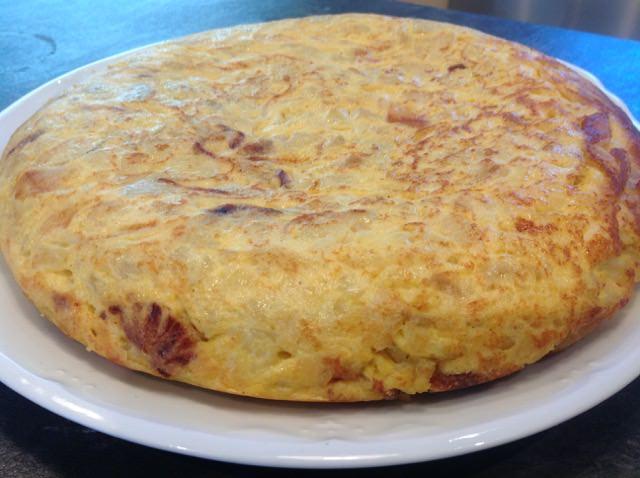 Rica tortilla casera elaborada con patatas con cebolla
