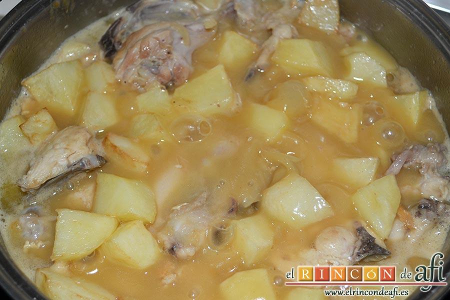 Pollo al cava rápido, pelamos y troceamos las papas en cuadros y las freímos, le añadimos una pizca de sal fina y las volcamos sobre el pollo