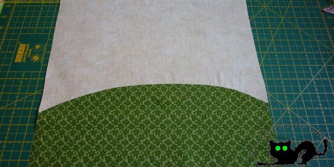 Damos la vuelta y planchamos bien con la costura hacia el lado más oscuro de la tela