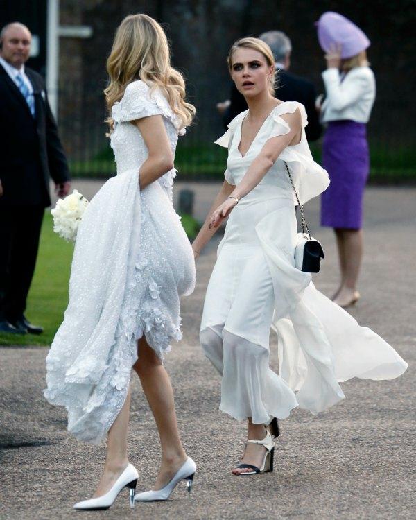 Las hermanas Poppy y Cara Delevingne, también de blanco en la boda de la primera