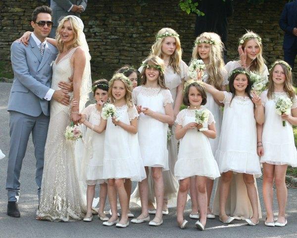 En ese caso los vestidos de las damas de honos estaban expresamente diseñados ara que se fundiesen con la cola del vestido de la novia, expresamente pensados y diseñados del mismo tono que la novia.