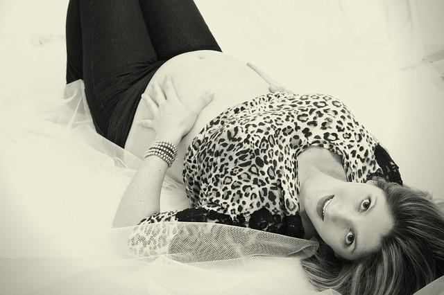 pregnant-776486_640