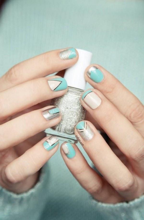 color menta y dorado en uñas