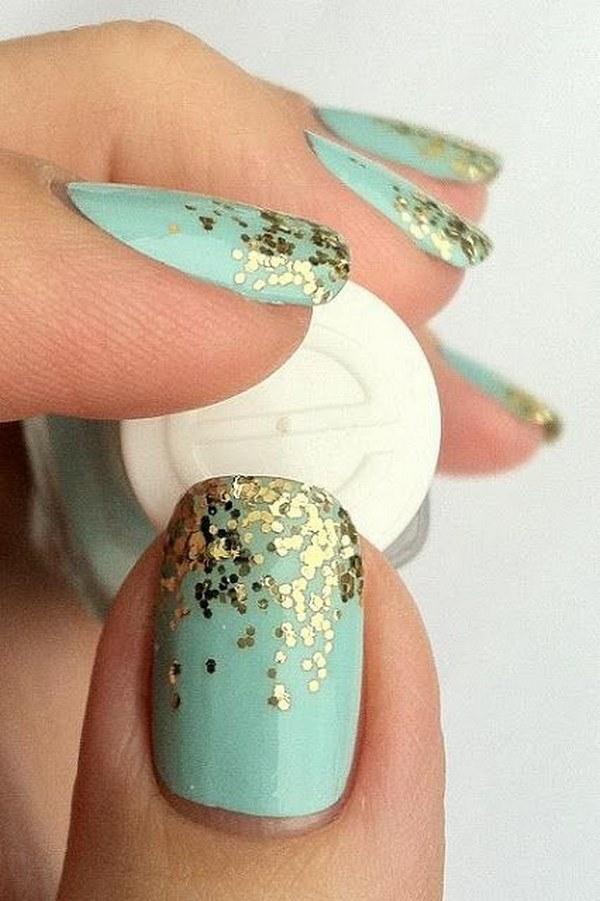 decorando uñas menta con dorado