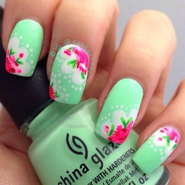 modelo de uñas color menta con rosas
