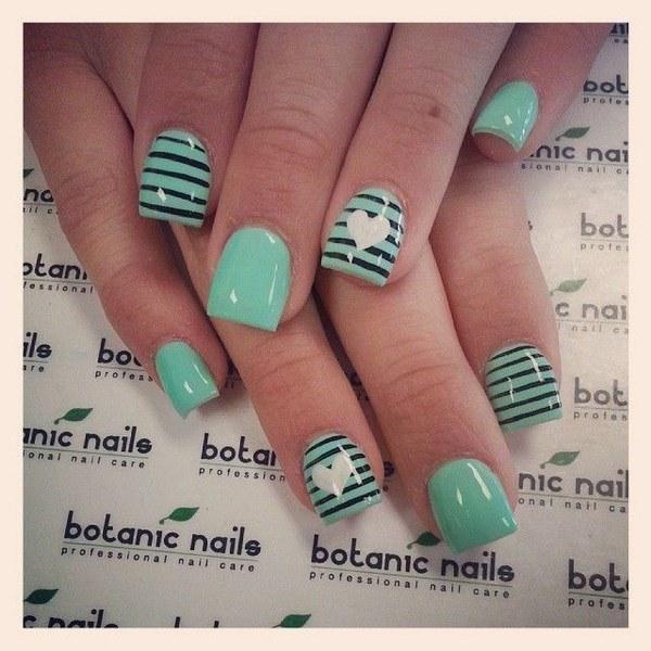 uñas color menta con corazones