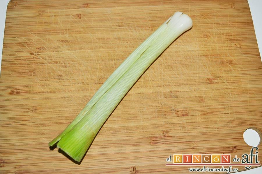 Saquitos de pera y manzana, preparamos las tiras de puerro cogiendo una lámina de puerro fresco