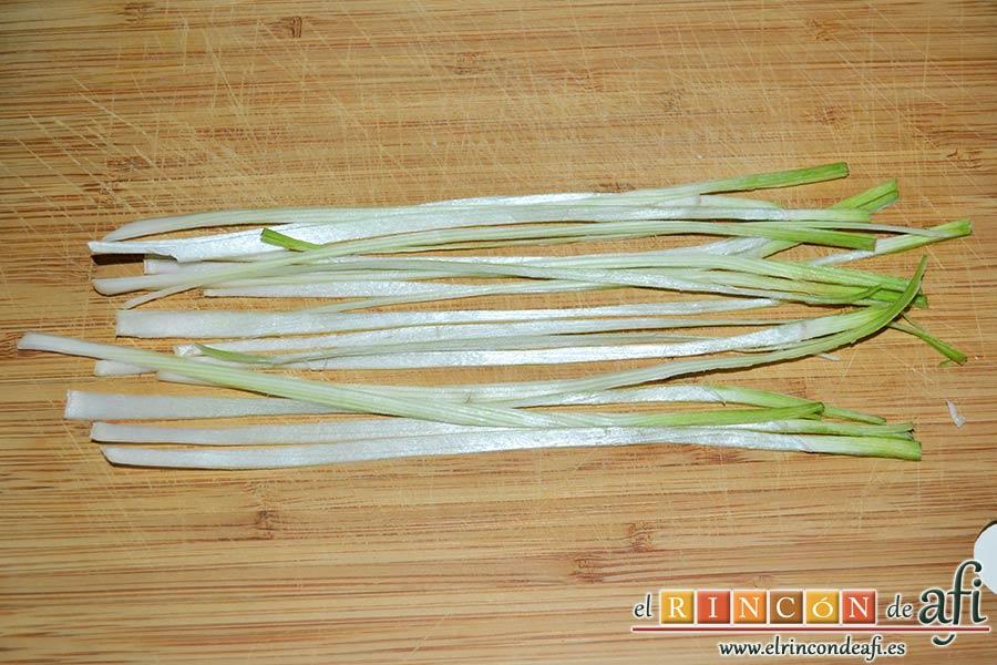 Saquitos de pera y manzana, lo cortamos en tiras de unos 2 milímetros ayudándonos de un cuchillo afilado