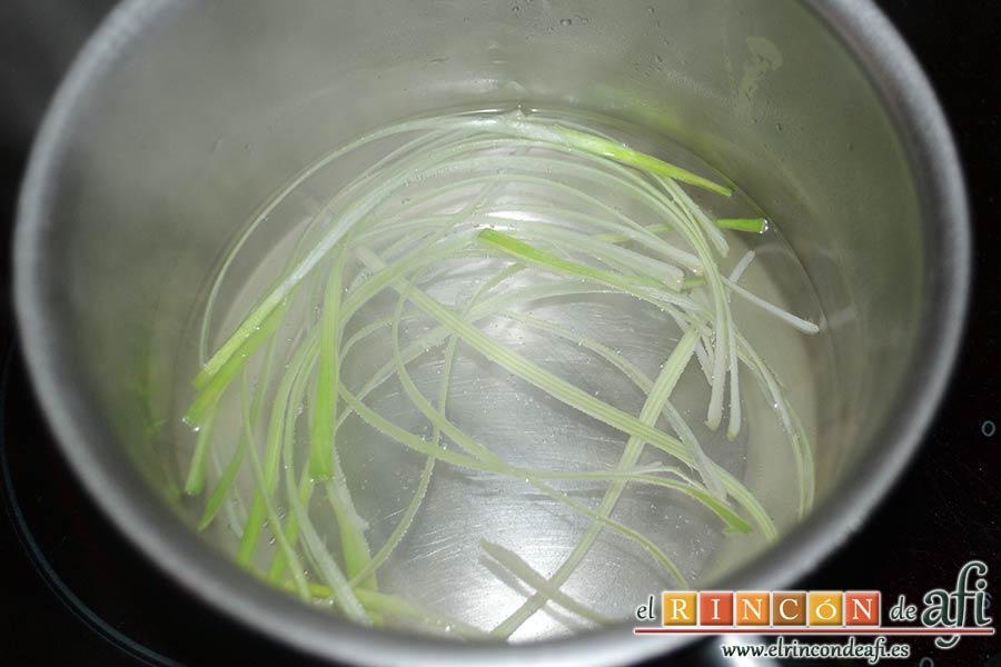 Saquitos de pera y manzana, ponemos las tiras de puerro a blanquear en agua hirviendo durante 1 minuto