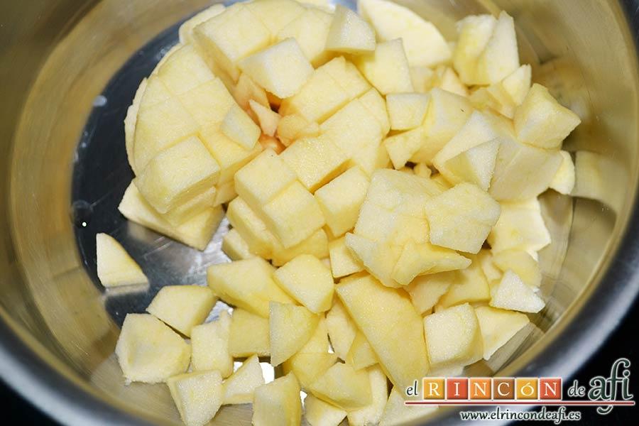 Saquitos de pera y manzana, pelamos las manzanas y las cortamos en cubitos de medio centímetro metiéndolos en un cazo