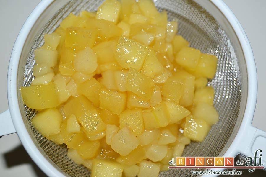 Saquitos de pera y manzana, la ponemos a escurrir ayudándonos de un colador