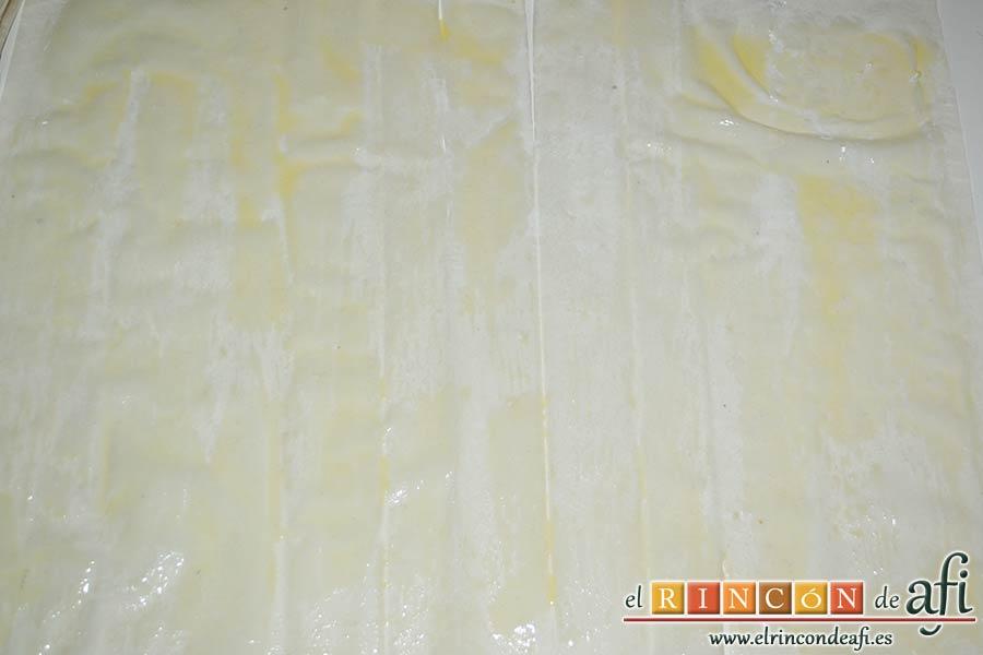 Saquitos de pera y manzana, en el momento de la preparación de los saquitos desplegamos una de las láminas de pasta filo y la pintamos con mantequilla derretida ayudándonos de un pincel de cocina