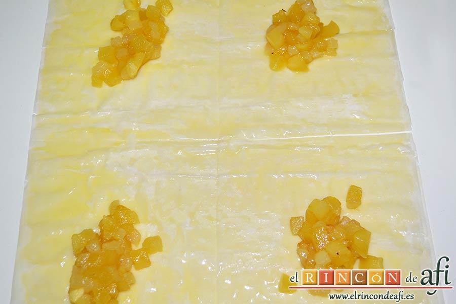 Saquitos de pera y manzana, colocamos una segunda lámina de pasta filo encima y volvemos a pintar con mantequilla derretida. Utilizando un cuchillo bien afilado dividimos la pasta filo en 4 cuadrados poniendo en el centro de cada cuadrado una cucharada de nuestra compota de manzana – pera