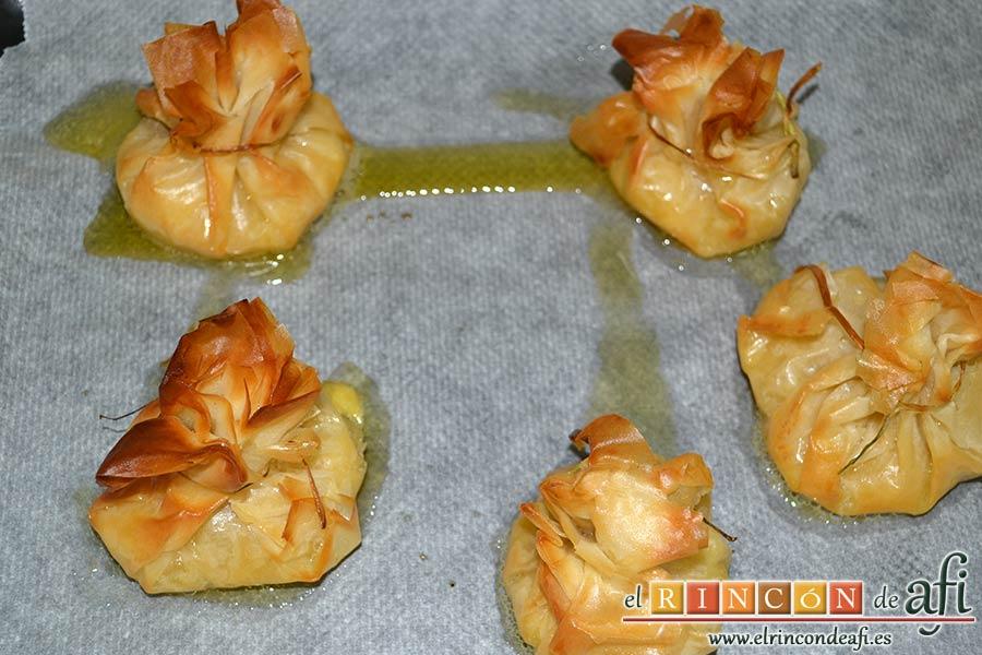 Saquitos de pera y manzana, horneamos, en horno precalentado a 220ºC, hasta que la pasta filo tenga un color dorado, aproximadamente unos 10 – 15 minutos. Retiramos del horno