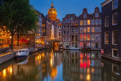 Los canales de Ámsterdam por la noche