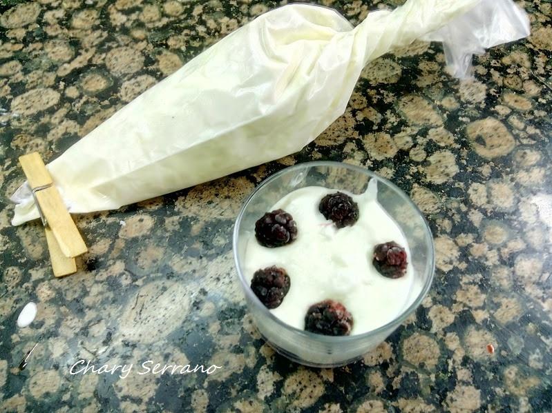 VASITOS DE MOUSSE DE QUESO Y MORAS, SIN GRASAS NI AZÚCARES
