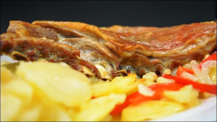 Churrasco-de-lechal-con-patatas-panadera-portada