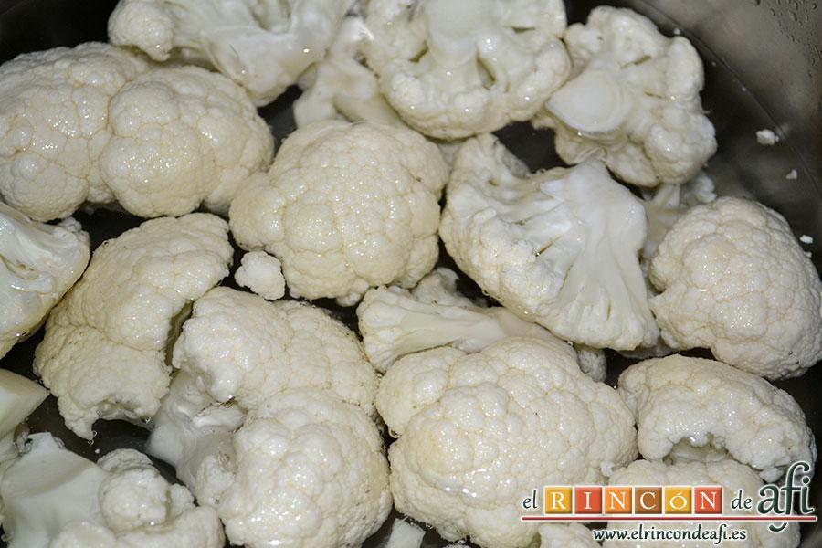 Coliflor gratinada, retiramos las hojas verdes y el tronco duro. En una cacerola con agua y sal colocamos los arbolitos de la coliflor para guisarla