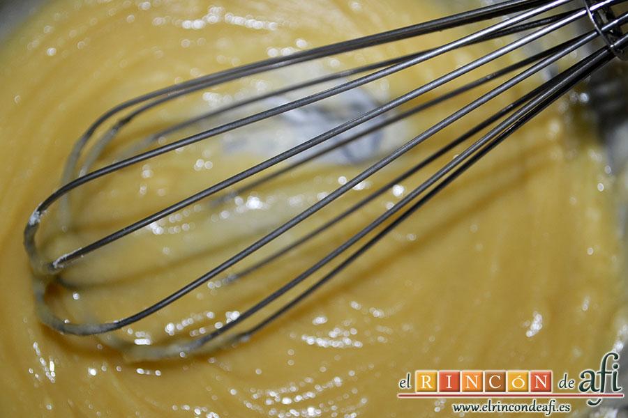 Coliflor gratinada, en un caldero derretimos la mantequilla añadiéndole la harina y removiendo bien con ayuda de unas varillas manuales