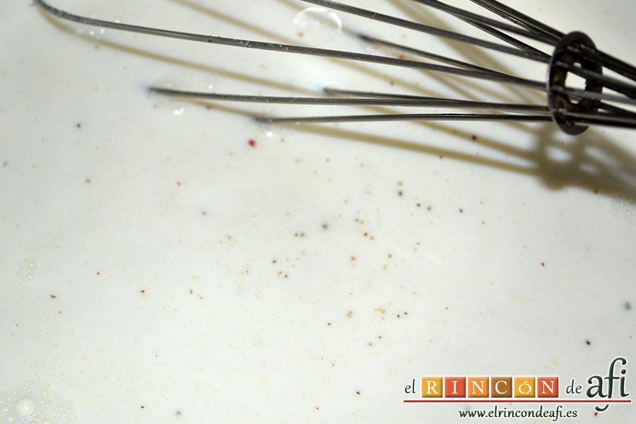 Coliflor gratinada, le añadimos la leche bien caliente, toda de golpe y seguimos moviendo con las varillas añadiéndole una pizca de sal, nuez moscada y pimientas molidas. Seguimos batiendo hasta conseguir una bechamel espesa pero no en exceso