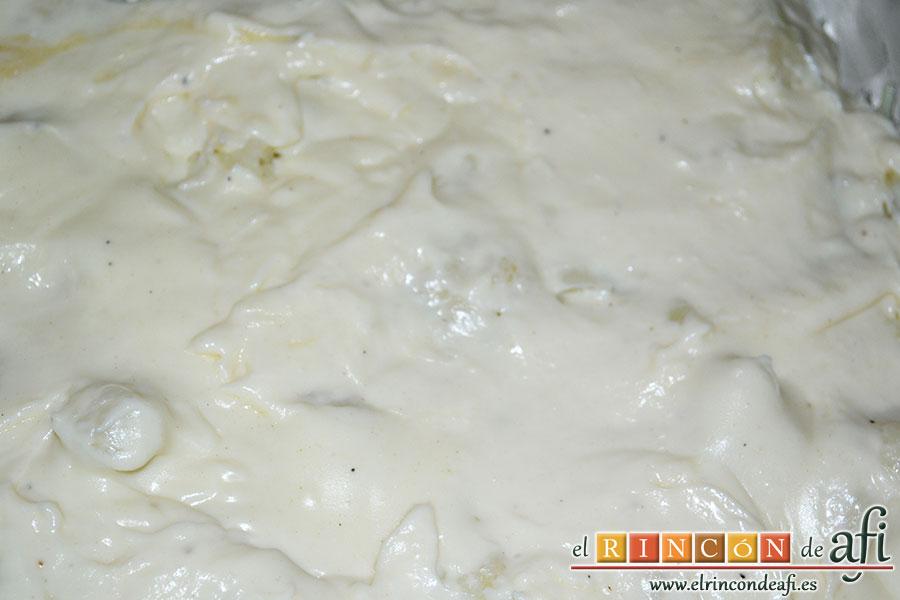 Coliflor gratinada, la volcamos en una fuente de horno cubriéndola con la bechamel