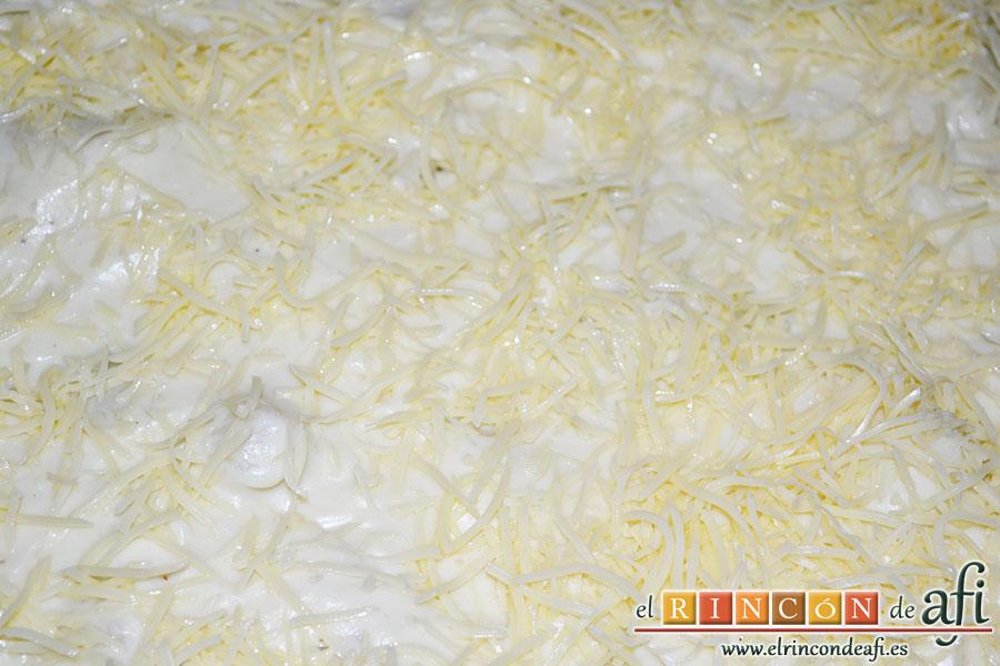 Coliflor gratinada, espolvoreamos con queso rallado